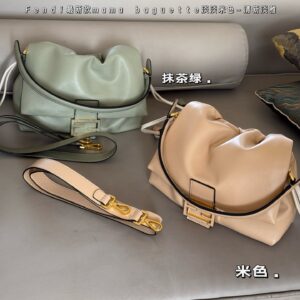 250 boxes
size：20*11cm
C Home | Tabby20 Exquisite and Compact
Handheld crossbody can be freely matched and versatile!
The mini version tabby20 ° White Moonlight Out of Stock King is really the love of every little girl!