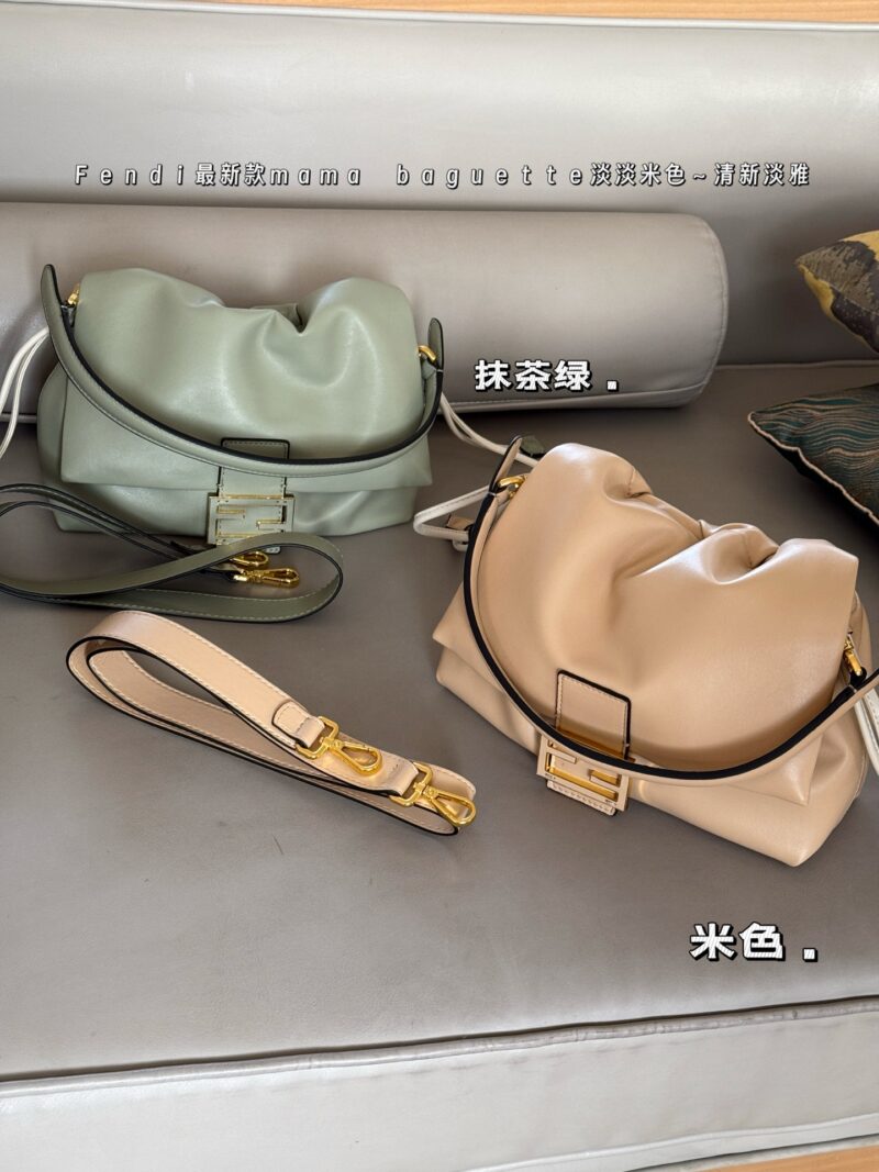 004f88c7d6.jpg 250 boxes
size:25*20cm
The latest series Mama Baguette has truly been designed to the hearts of fairies!
Fendi's latest magic wand
Fresh and elegant!