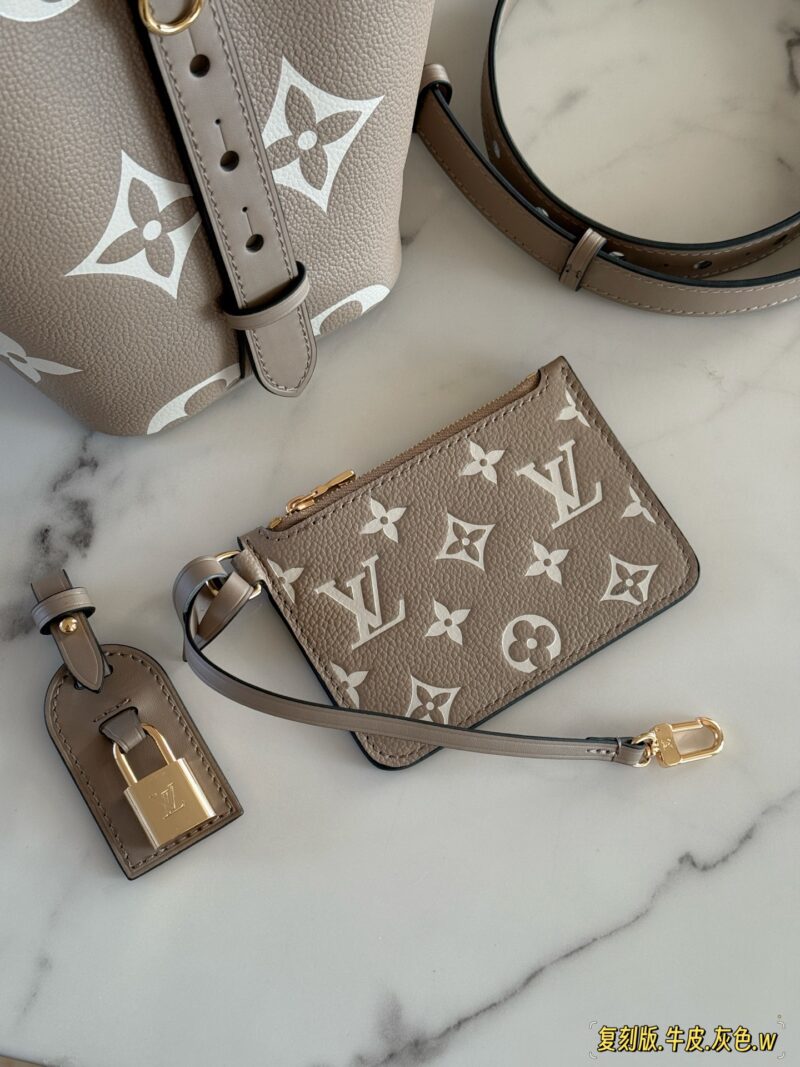 005020d19e.jpg 410 head layer cowhide box
size:18*16cm
ALL IN BB Cowhide Heavy Attack
Who wouldn't be confused after reading this!
I didn't expect to like it more and more as I watched it
All in BB's stunning beauty
25ss bucket bag
