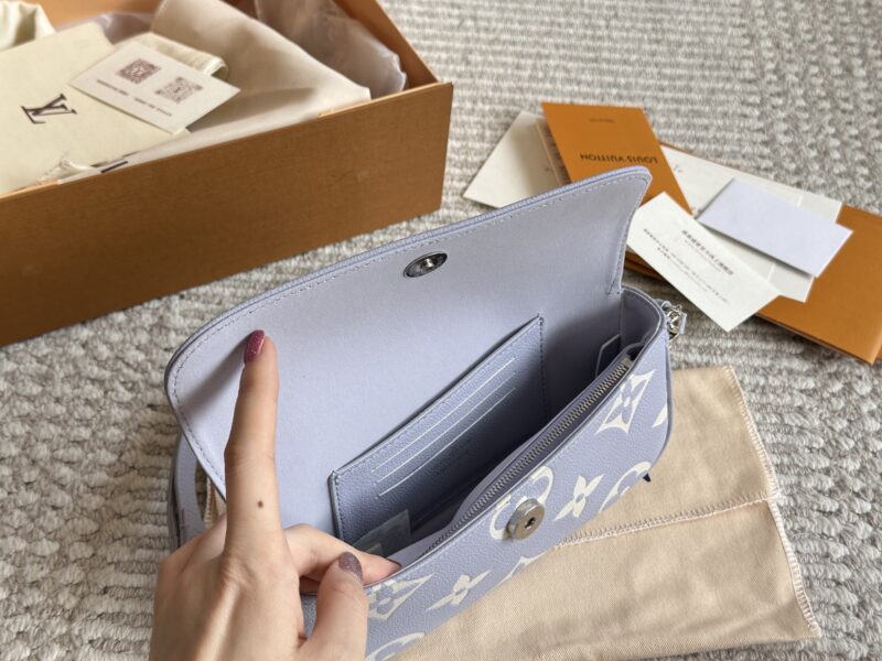 006683c3a6.jpg 225 boxes
size:22*12cm
L Home Cream White Ivy Woc
Real milk dripping~Super suitable for summer
Mahjong bag with double chain design
Can be carried diagonally, single shoulder, or handheld
The built-in card slot is cute and easy to use!