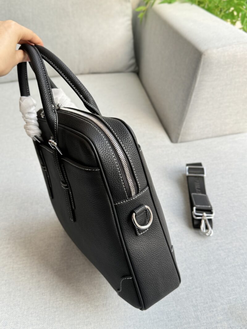 006912fdcf.jpg Cowhide 335
size:37×28
Hermes lychee patterned briefcase handbag, single shoulder crossbody bag
Essential styles for office workers
Men's briefcase, can be slung over or carried by hand
The capacity is also very large, it can hold files and comput...