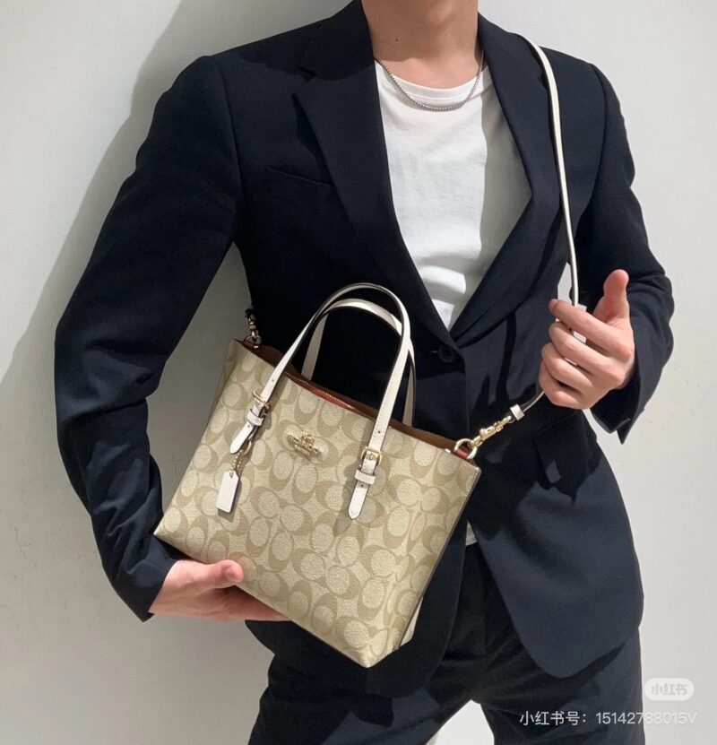 Coach Mollie 25
Open tote bag with two large compartments! Very durable.
Double layered tote bag, the texture is really amazing!!
There is a zipper in the middle that can also hold things, and the shoulder strap is specially designed to be long enoug...