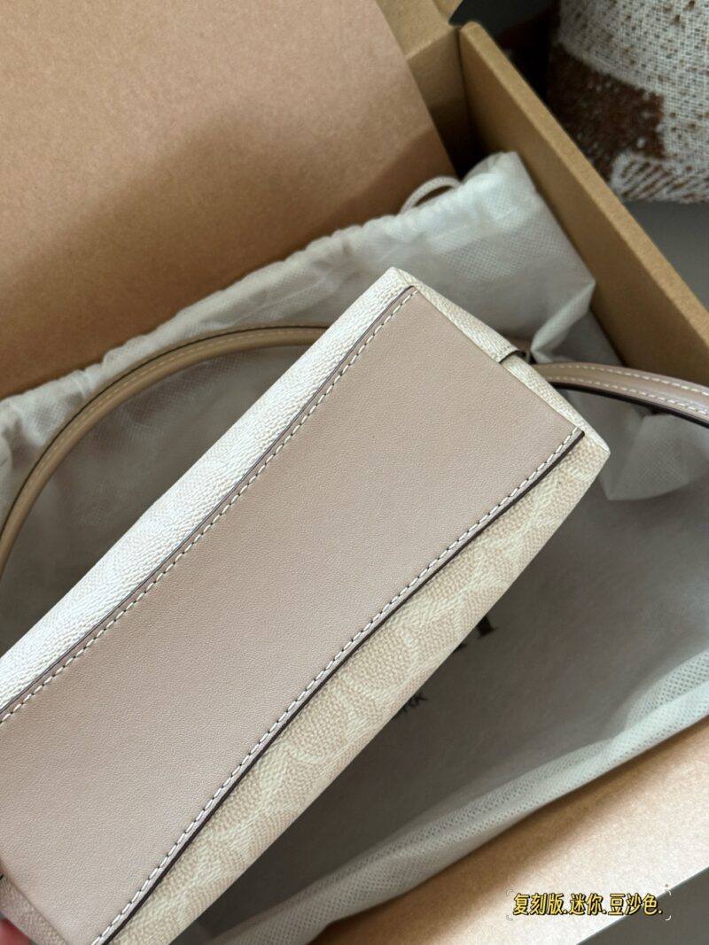 0081254273.jpg 245 Reproduction Edition Box
size:19*14cm
Today's New Products|
C's mini Laurel stray bag is so cute!
Two shoulder straps slung diagonally under the armpits
In summer, I changed into a small skirt and paired it with a small stray bag,
Super cute