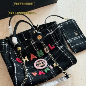 290290 without box
Size: 38 * 30cm (large)
33 * 25cm (small)
Xiaoxiang's coarse woolen beach bag
Arrange it! Arrange it!
This beach bag released this year is so beautiful!
Coarse tweed beach bag candy colored logo letters playful retro love