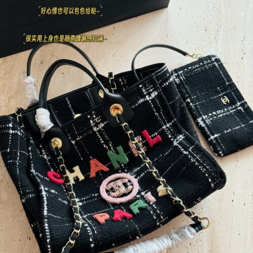 290290 without box
Size: 38 * 30cm (large)
33 * 25cm (small)
Xiaoxiang's coarse woolen beach bag
Arrange it! Arrange it!
This beach bag released this year is so beautiful!
Coarse tweed beach bag candy colored logo letters playful retro love
