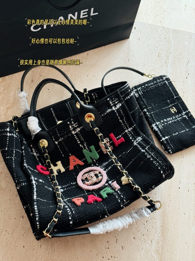 00958edaf6.jpg 290290 without box
Size: 38 * 30cm (large)
33 * 25cm (small)
Xiaoxiang's coarse woolen beach bag
Arrange it! Arrange it!
This beach bag released this year is so beautiful!
Coarse tweed beach bag candy colored logo letters playful retro love