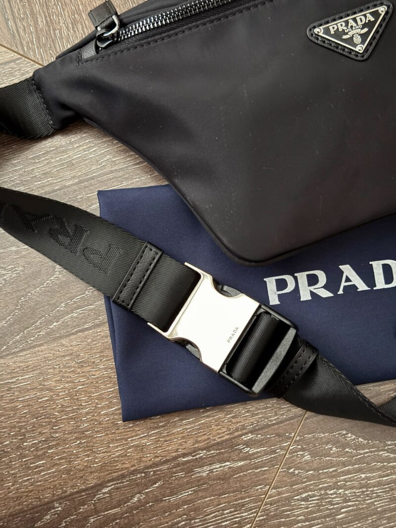 00982c04a5.jpg 170 boxes
Size: Bottom width 20, top width 35 * height 17
Prad ? waist bag/? chest bag
stumble on
This waist bag is really easy to carry!
The capacity is very friendly
Very good
Lightweight and easy to use
hands-free