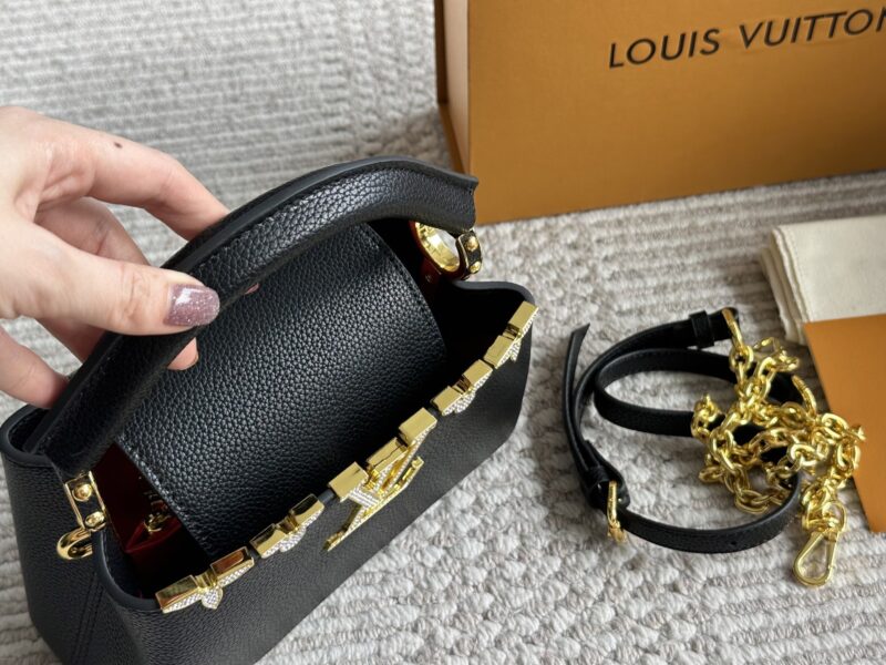 009ea6f7a2.jpg ¥ 245 Folding Box
LVCapucines noblewoman bag gold buckle hardware, super complicated production process, a must-have for queen style, mini unique ultra wide shoulder strap, classic large logo design, combined with monogram classic small flower eleme...