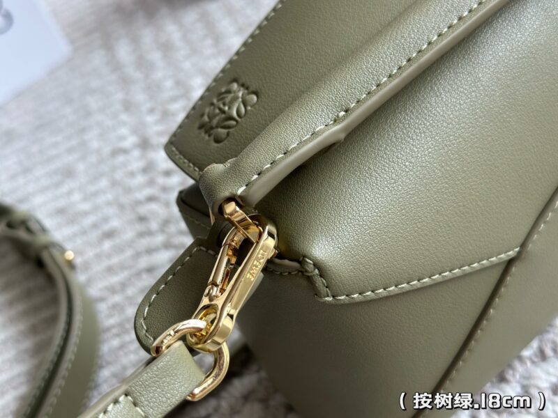 00a55cbc2c.jpg 235 260 box
Size: 18 * 11cm (small size)
24 * 15cm (large size)
Loewe Geometry Package Puzzle
A very textured color,
Grey blue Puzzle Edge is very advanced!
?? Cowhide quality!
Completely hold on!