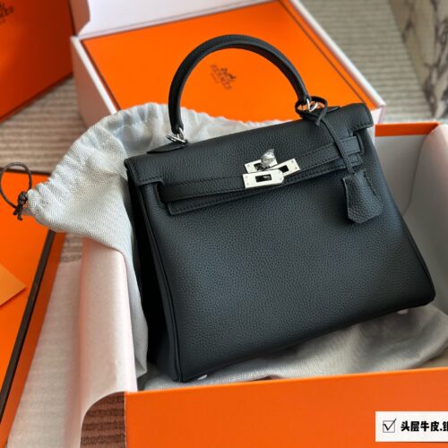 Full set packaging of top layer cowhide
Classic is Eternal 00 Hermes Kelly 25
Hermes Kelly 25 layer cowhide
The perfect fusion of black and gold, not only classic and versatile
It also reveals a low-key sense of luxury
Togo leather is soft and delica...