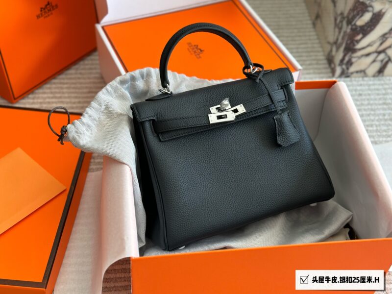Full set packaging of top layer cowhide
Classic is Eternal 00 Hermes Kelly 25
Hermes Kelly 25 layer cowhide
The perfect fusion of black and gold, not only classic and versatile
It also reveals a low-key sense of luxury
Togo leather is soft and delica...
