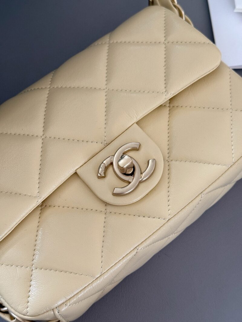 240 boxes
size：21*16cm
Xiaoxiangjia 25s Thick Chain Underarm Bag
Classic yet practical
Irresistible vintage
The more I watch, the more I like it!
Cute and lovely chicken yellow/very suitable for summer color matching~