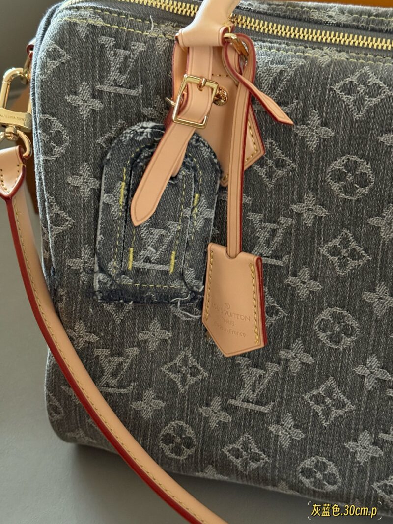 00bcfa1512.jpg 285 box upgrade version
size:30*21cm
Come and take a look at L's Speedy30 pillow bag
Size 30cm is suitable for daily use and travel!
I really like this size
Very useful! Too cool!
This denim bag exudes a vintage atmosphere and is packed with UP!