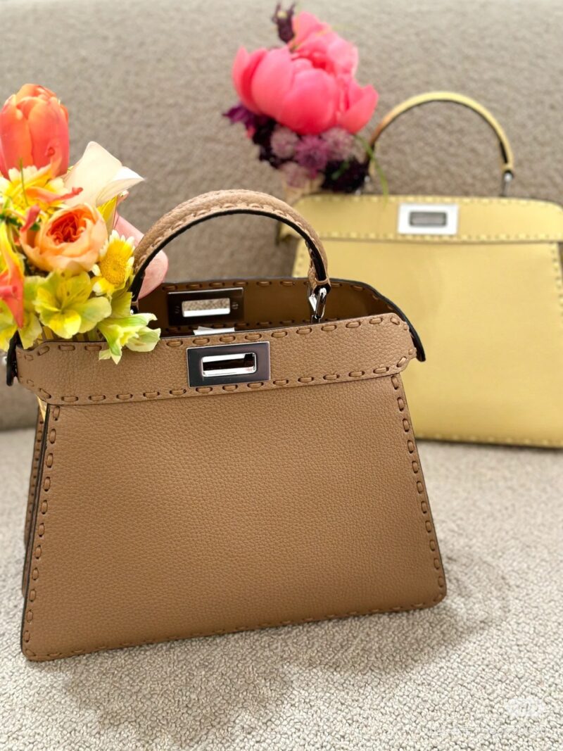 Fendi is versatile in any style of clothing, casual or professional, even down jackets, exuding a low-key and luxurious temperament.
