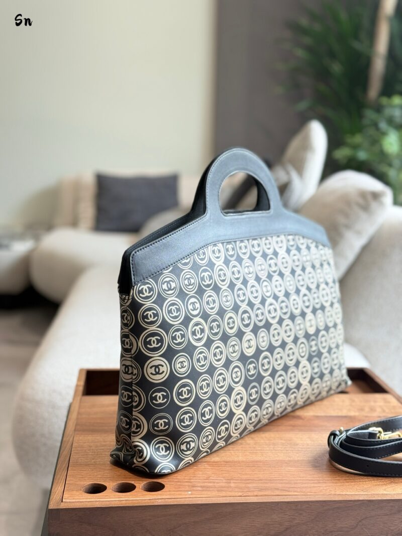 00cb3a518b.jpg Chanel P260
Is this a walking treasure trove? Chanel limited edition foldable handbag
A very famous series of medieval coins
Super handsome upper body
Savi, a top fashion blogger in the medieval era, is also wearing it~
Whether it's handheld or folde...