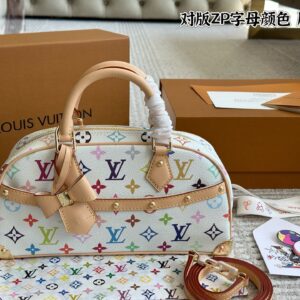 325 unboxed cowhide
size：18*15cm
A must-have for princesses - Kellydoll Millennium Doll
Kelly Doll, who doesn't get confused by this little thing
Sisters out of the street with super cut
Ghost face bag, isn't it too soft and cute!