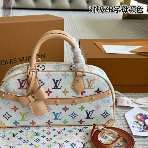 330 original single edition box
size:27*19cm
L's Takashi Murakami bowling ball is his favorite bag for this white tri color event! The physical object is very beautiful#
A whole retro millennium feeling, with a large capacity inside,
Holding it in ha...