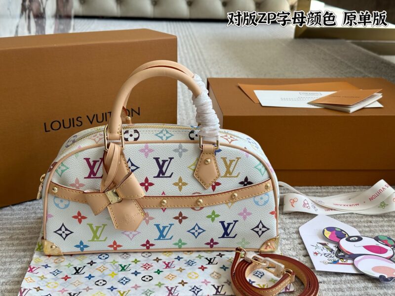 00f6877663.jpg 330 original single edition box
size:27*19cm
L's Takashi Murakami bowling ball is his favorite bag for this white tri color event! The physical object is very beautiful#
A whole retro millennium feeling, with a large capacity inside,
Holding it in ha...