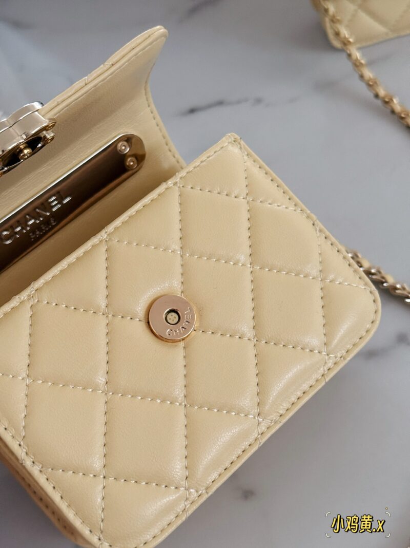 00fd8ae2c4.jpg 205 box chicken yellow
size:11*9cm
Xiaoxiangjia 25P Organ Pack
I discovered this hidden organ bag
The capacity can be slung over the armpit and carried by hand
Cute and lovely chicken yellow/very suitable for summer color matching~
