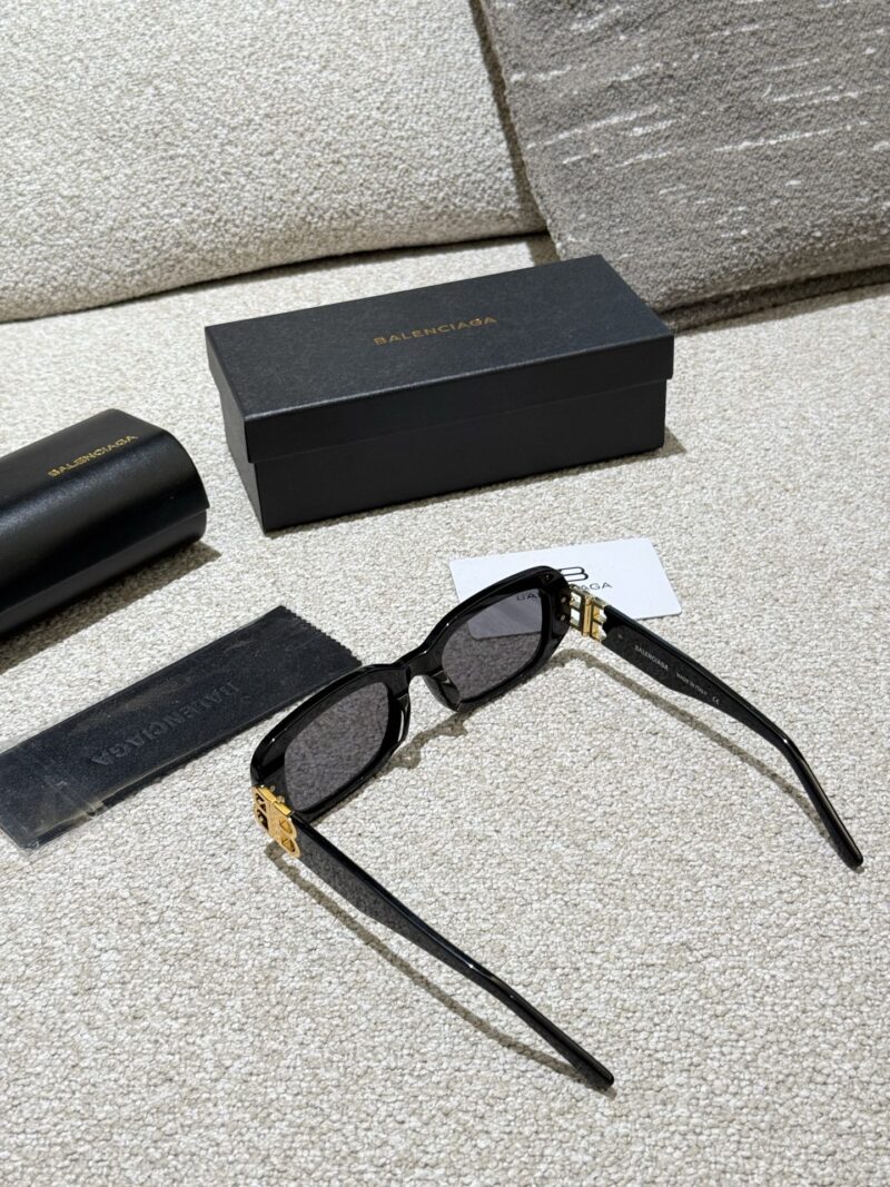 0127f02559.jpg Balenciaga Sunglasses p210
I can't refuse a bit of suspicion. The same sunglasses as the celebrity look beautiful on my face!
I declare that the retro cat's eye sunglasses are the ancient god cat's eye+narrow frame which is really a Rocket combinatio...