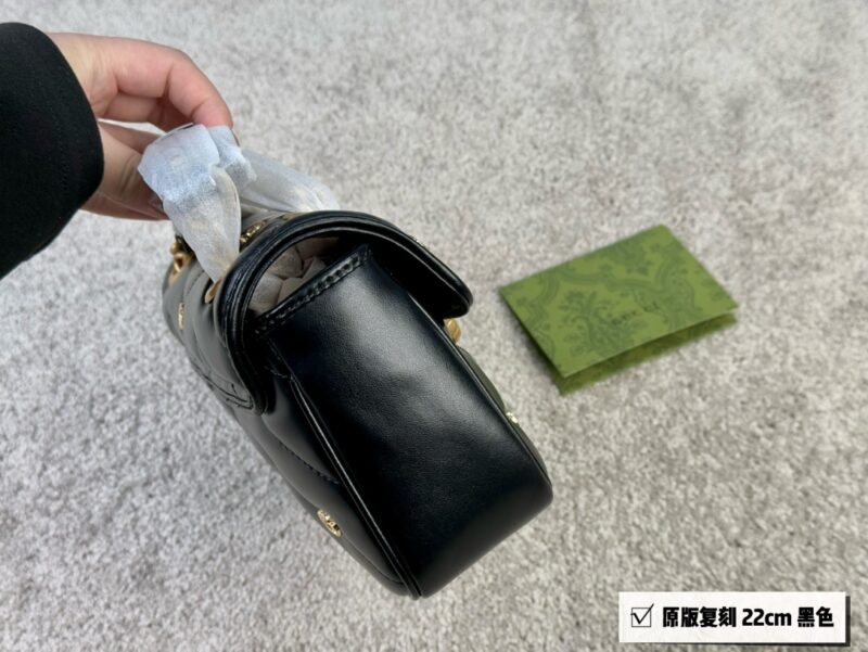 GG Marmont Puff Bag
The swollen shape of the bag looks like a cute little puff pastry
The soft and delicate leather will definitely fall in love
size ：22cm