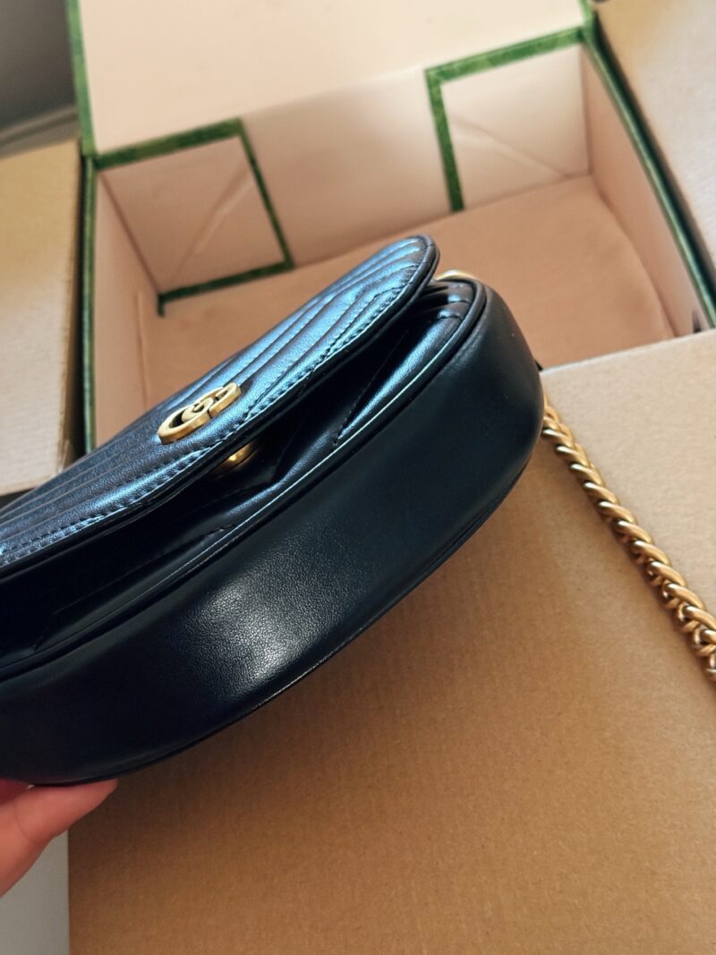 014dabcf3b.jpg 205 box
Size: 20 (top width) * 4cm
GG Marmont 23ss saddle bag,
It's hard not to love after watching it
Inside the original hardware version!
The upper body effect is also amazing!
