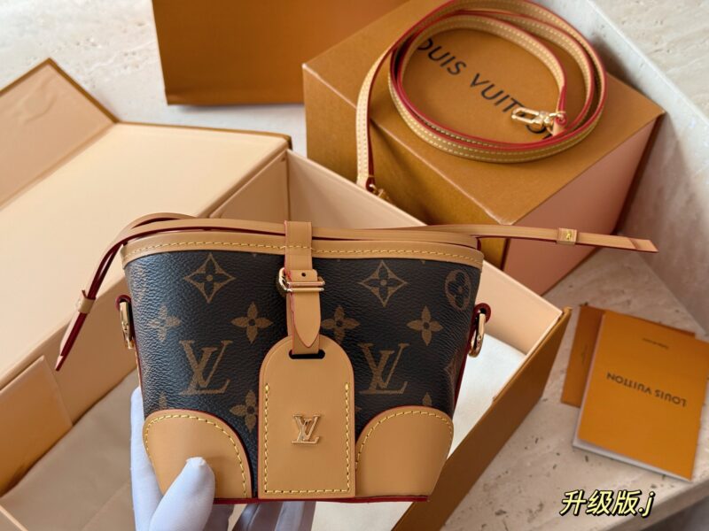 220 boxes
size：12*11cm
L family noe purify
Xiaoshaomai is really cute!
The capacity of the bag is still
（ ?? Can't put down the big phone)
Although the length of the shoulder strap cannot be adjusted
But it's very useful!