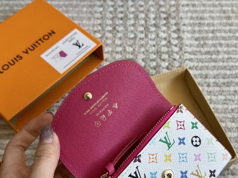 016add46a3.jpg 145 boxes
size:11*9cm
Cute things can heal everything
The white tri colored coin purse from L's family is truly outstanding
The oil and wax edges on both sides are very textured!
White tri color with a red lining!
It's really amazing! retract
