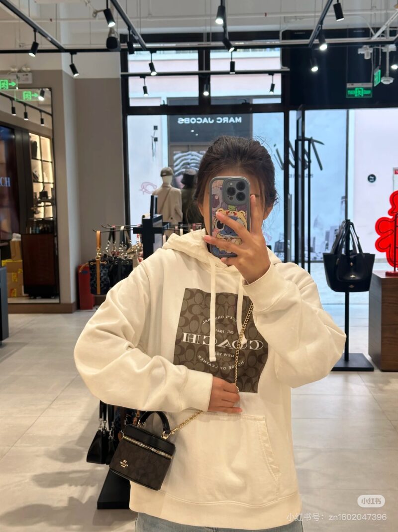 017732301c.jpg Chanel? Coach? The latest small square box bag is super charming and can hold foldable phones
Lipstick keys are very versatile
Small and exquisite, this is not a proper concave shaped artifact