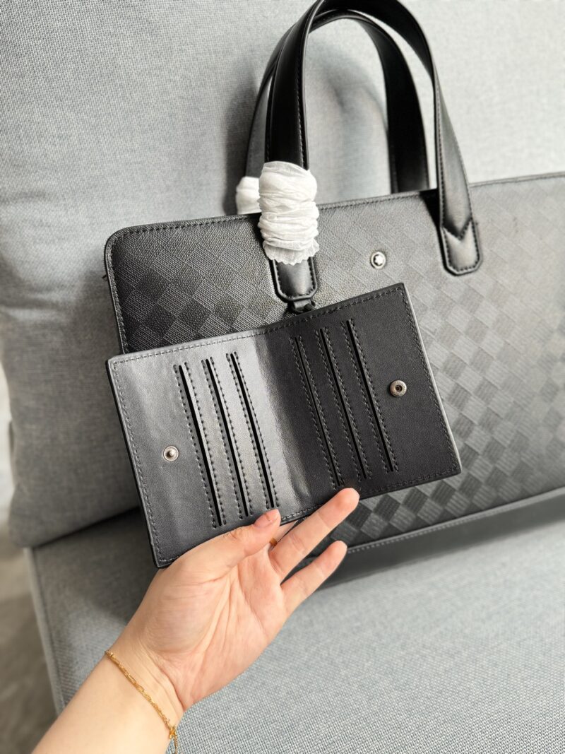 0184b18f61.jpg 350 cowhide
size:38×28
MONTBLANC Fashion 3.0 Series Handheld Single Shoulder Crossbody Bag, briefcase
This briefcase is very useful for work and business trips. It has a large capacity and can easily store computer files and anything else. Moreove...