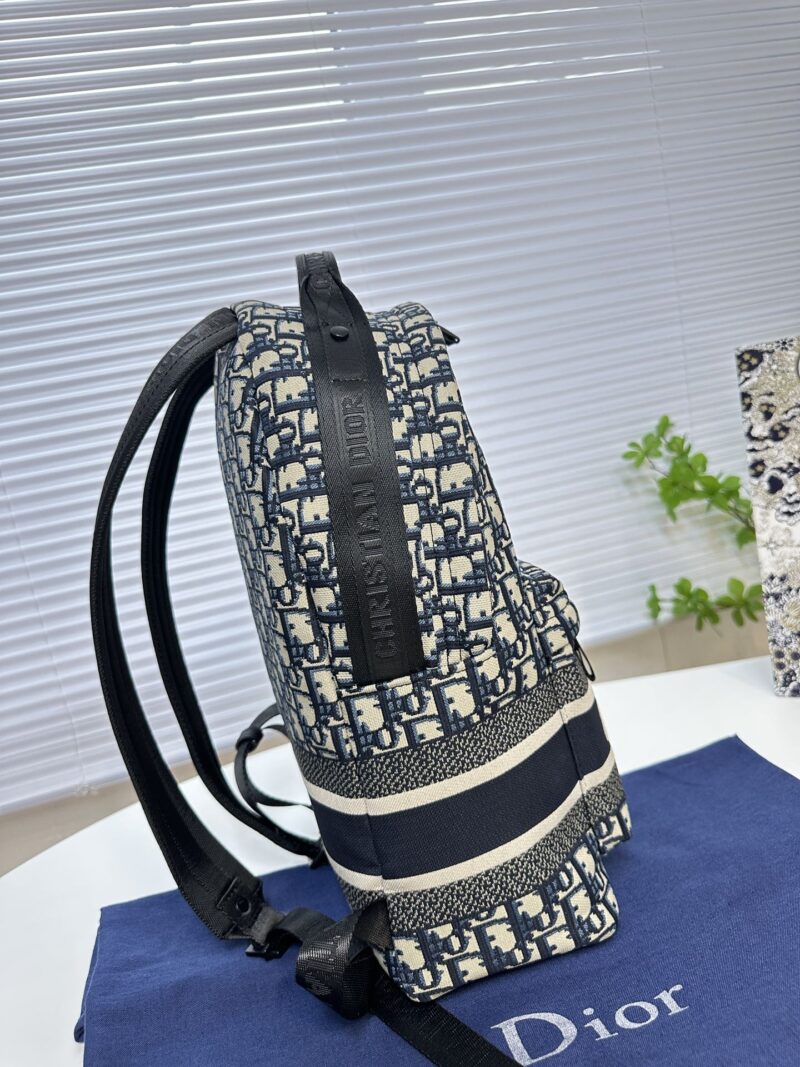 Dior letter canvas bag with cowhide, perfect for both men and women in spring and summer retro style. This bag hits the heart with just one glance, featuring a neutral blue herringbone embroidery and old flower waterproof technology fabric. Dior's co...
