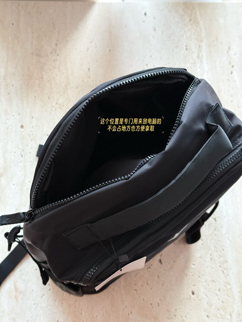 01b715b386.jpg 210 without box
Size: 29 * 42cm Volume: 22 liters
Lulu Crew22L Lightweight Backpack
Can accommodate a 16 inch computer
Neutral color regardless of gender
Equally popular, any color looks good