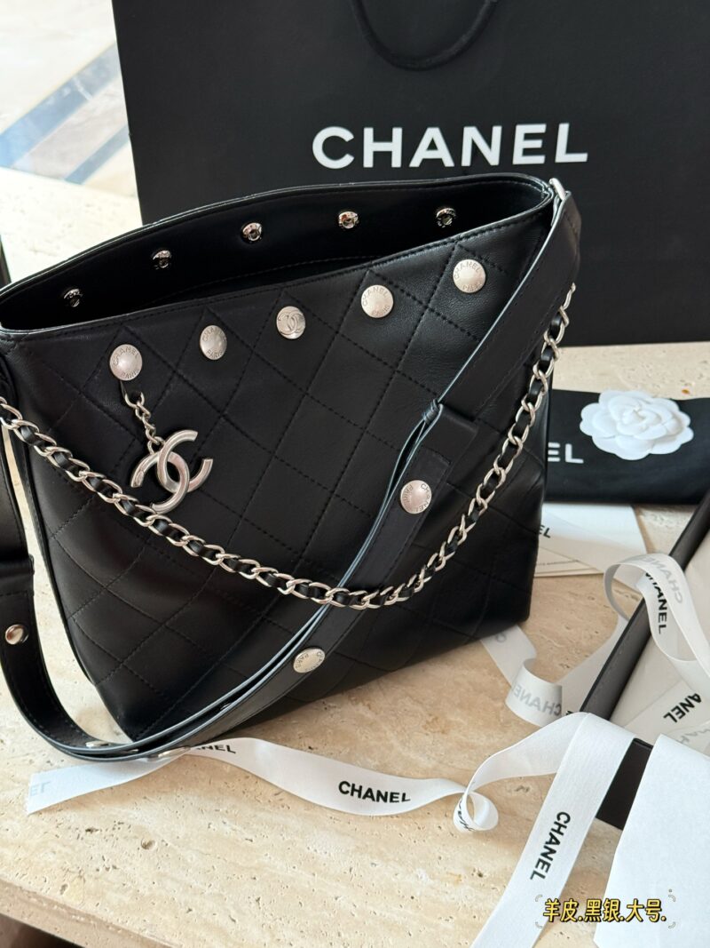 01c18b6919.jpg 310 290 sheepskin box
Size: 23 * 26cm (large)
19 * 21cm (small)
Xiaoxiangjia 25P black silver hobo water bucket wrapped tightly!
The shoulder straps are wide enough, they won't slip on the shoulders!
Length adjustment can also be done diagonally!
A r...