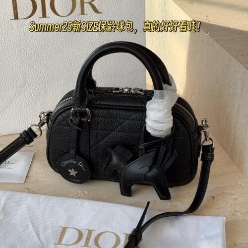 300 box cowhide
size：20*12cm
D Home VIBE | Pillow Bag
Don't think I'm young, but I'm very good at pretending!
Summer25 new SIZE bowling bag, really looks great!