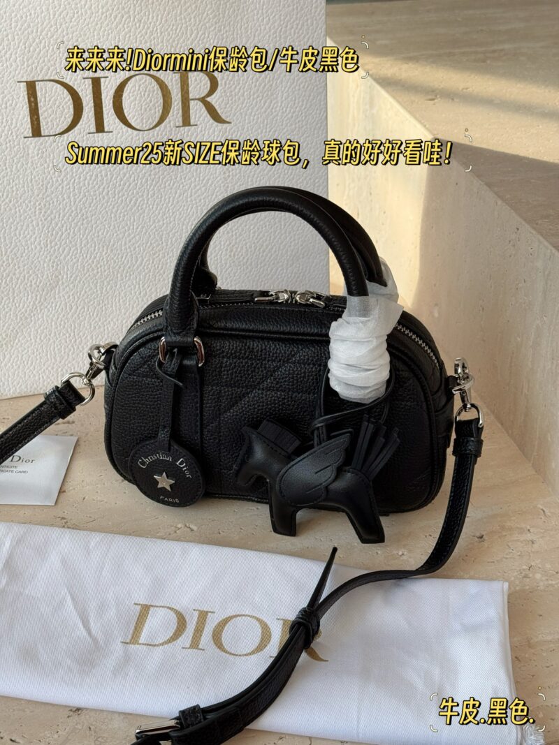 01cb1006c1.jpg 300 box cowhide
size:20*12cm
D Home VIBE | Pillow Bag
Don't think I'm young, but I'm very good at pretending!
Summer25 new SIZE bowling bag, really looks great!