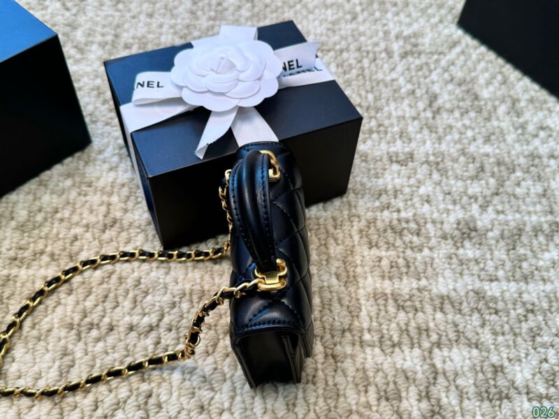01ce37bc5b.jpg Counter Silk Scarf Gift Box
Chanel Mini Bag Chain Bag
Very suitable for this season, Chanel
The retro atmosphere instantly fills up
Size: 12 9