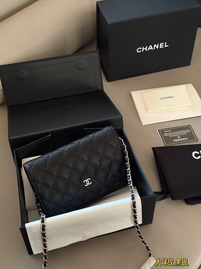 240 Pack
size：20*13cm
?? COW LEATHER
Xiaoxiang Family Wealth Bag
Woc Wealth Pack, can have
You must arrange for yourself
Chanel's wealth bag is the most frequently used one in Grandma Chanel's bag