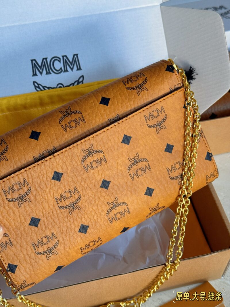 020dd037e2.jpg 210 205 box (chain shoulder strap)
Size: 23x14cm (large)
18 * 13cm (small)
Top tier original quality shipment
MC Chain Pack
Complete packaging as shown in the picture
Ensure the quality of actual filming
MCM chain bag is truly the king of versatility...
