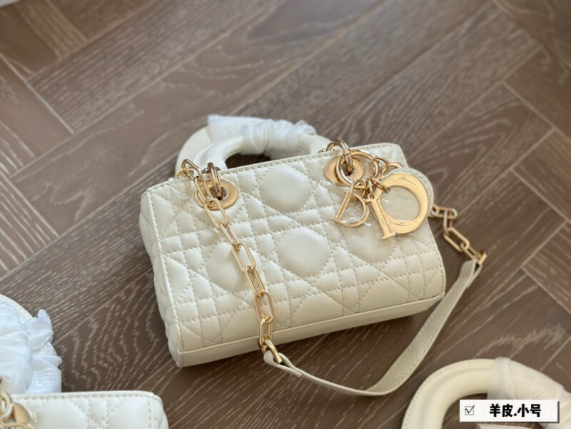 02347765ae.jpg 、
Dior lady's new long sheepskin full set packaging
Dior's all-new D-joy is making a strong comeback, with the rhythm of a big hit. The bag comes with two shoulder straps and multiple back styles, making the upper body both beautiful and stylish. T...