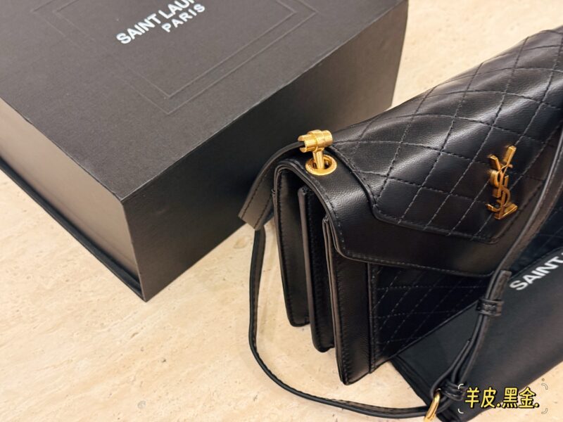 0259dc83a3.jpg 310 sheepskin/box
size:20*14cm
Saint Laurent YSL sheepskin envelope bag
Lenscope envelope package
Recommended classic bags!
Especially suitable for summer, dear!