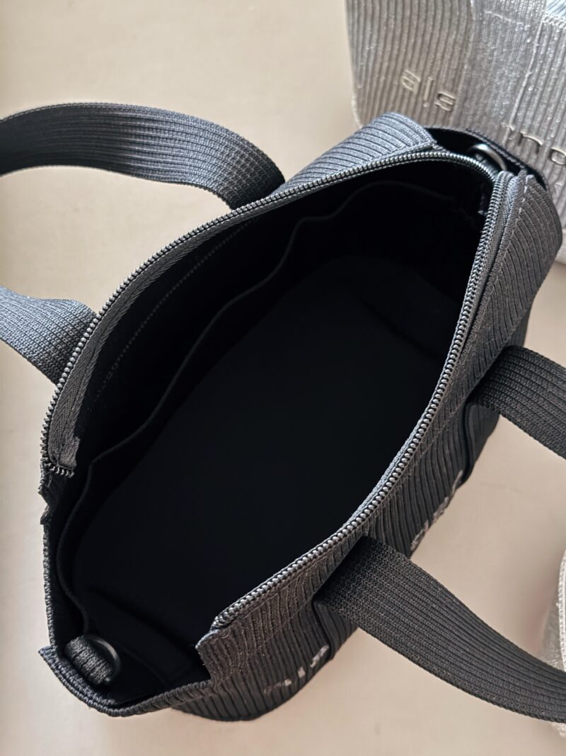 0271567414.jpg 190 box
size:18*15cm
Alexander Wang | Who carried the cuteness off the street#
King Ryan Ribbed Mini Tote
Lightweight, comfortable, and easy to carry!