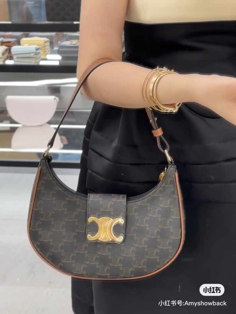 027df8acc3.jpg Celine's Ava Underarm Bag, a vintage flower, has released a new big logo. It's on the market, just a stroll in the store
I had no idea about this new product being launched
But compared to the old Ava, the new Ava
Feeling exaggerated, I instantly wan...