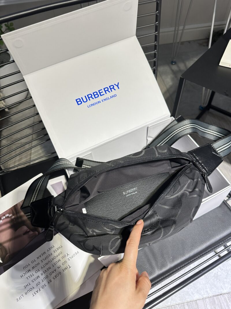 027fb5801b.jpg Black BURBERRY New Year NY ? Mlb Co branded Super Western Chest Bag/Waist Bag Premium Version Fabric is custom-made and is N levels higher than the black ones on the market, with perfect embroidery inside and a complete set of hardware logos. Size ...