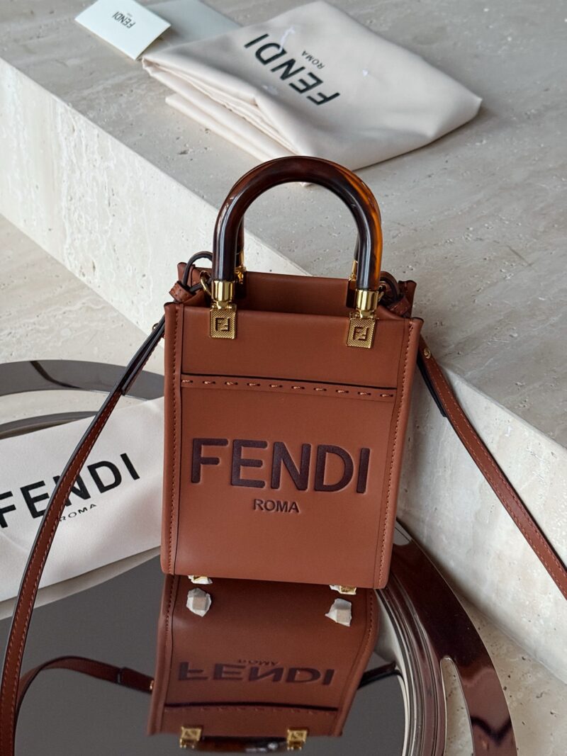 0294e30839.jpg 225 boxes
size:13*18cm
Exquisite small bag
FENDI Super Hot F Home
sunshine mini tote~
A small and exquisite bag
Classic retro style, fashionable and durable!
