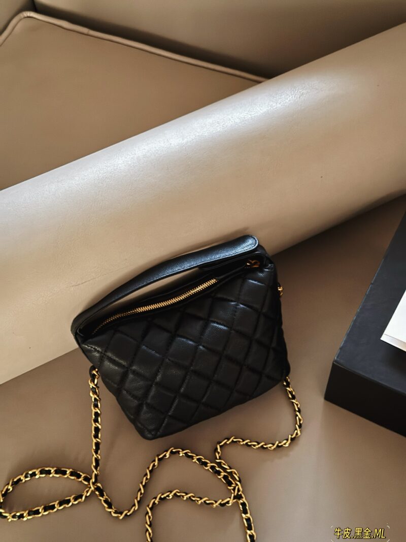 02a2843a80.jpg 235 box
Size: 15 * 13cm (small)
Xiaoxiang's lunch box bag
A popular bag that catches the eye at a glance
Really cute
Can be sweet or salty
You can hold it by hand, shoulder and back. The chain length is just right
It also has strong compatibility#