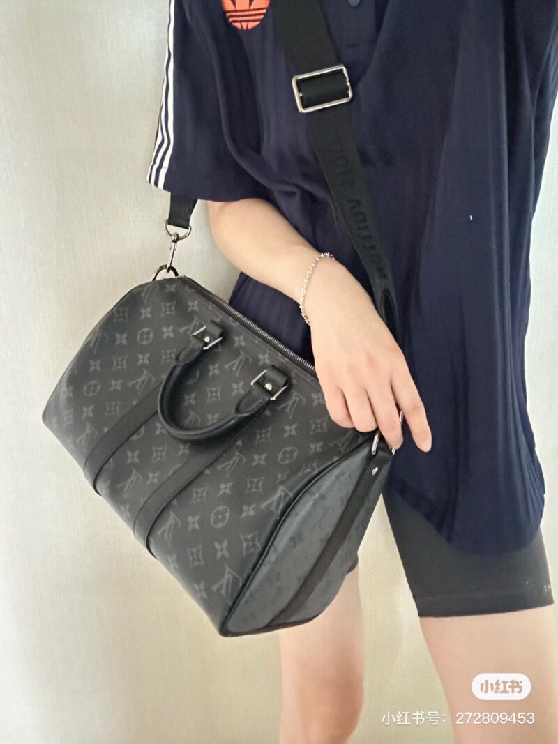 02c395a0c4.jpg A super practical travel bag can actually be both cool and stylish
LV keepall 35
One of Louis Vuitton's most classic bags
Characterized by strong practicality and high resale value
Almost every celebrity blogger at home and abroad has one
Fashion ite...
