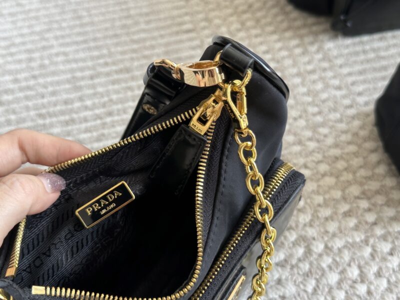 02cbbba2b2.jpg 195 pairs of boxes
size:22 13cm
Prada Hobo Nylon Underarm Bag
Seeing the physical object is truly perfect!
package ??
Designed to be super convenient and comfortable!