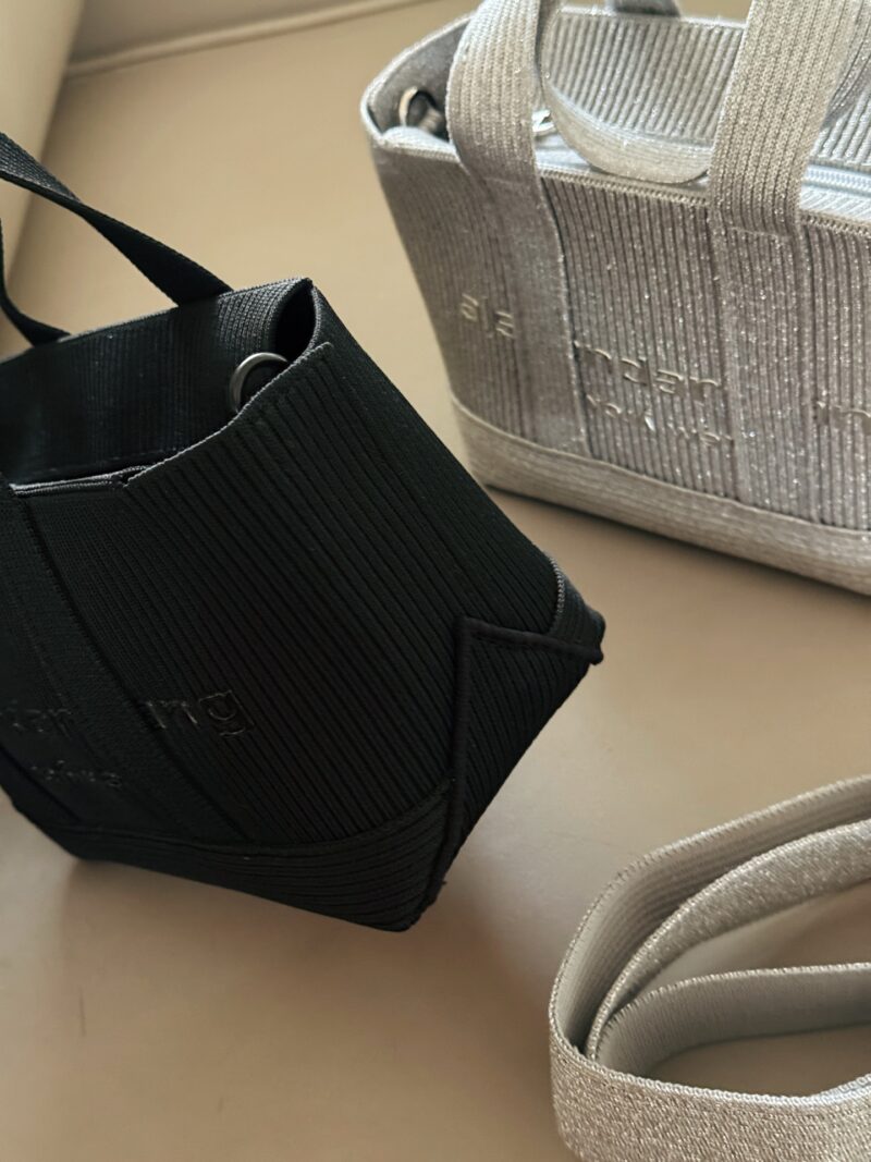02e29722e9.jpg 190 box
size:18*15cm
Alexander Wang | Who carried the cuteness off the street#
King Ryan Ribbed Mini Tote
Lightweight, comfortable, and easy to carry!