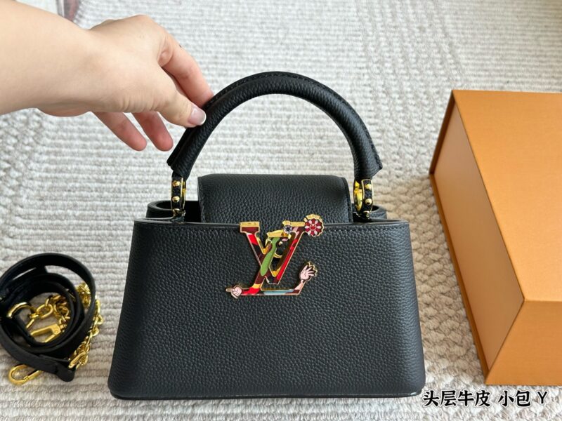 02f990e700.jpg 350 gift box cowhide
size :20cm
L Capucines handbag
Full grain grain top layer cowhide!
It feels low-key but has a luxurious texture!!
classic! classic!