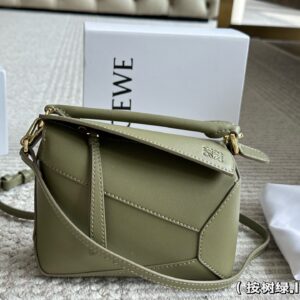 230 Complete Gift Box Set
size：28×21
LV dumpling bag handbag shoulder crossbody bag steel hardware counter 163 frequency conversion chip
Easy interpretation of retro fashion
The bag is quite spacious, simple yet not simple, and does not require ex...